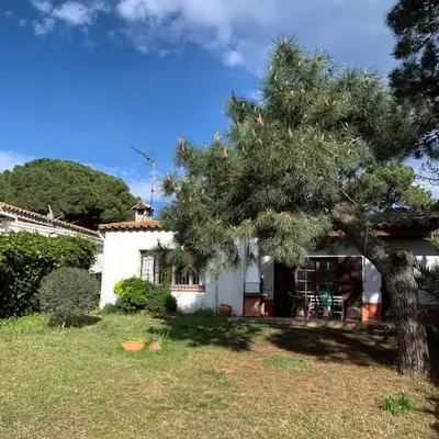 Casita rústica con jardín y piscina