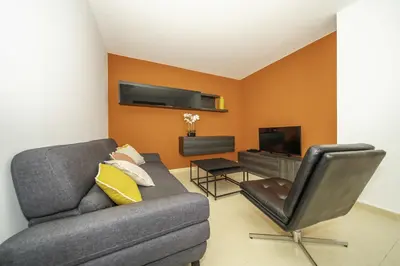 Una televisión o centro de entretenimiento en PJS – Terraza, Piscina y Parking en Tossa