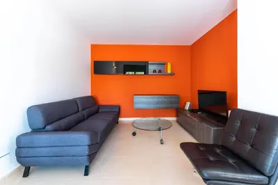 Una televisión o centro de entretenimiento en PJS – Terraza, Piscina y Parking en Tossa
