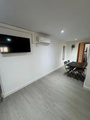Una televisión o centro de entretenimiento en Piso con jardín, de Playa Fenals