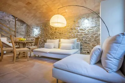 Zona de estar de 'La Petita' Cruilles Costa Brava Chic Welcoming Cottage Medieval Village