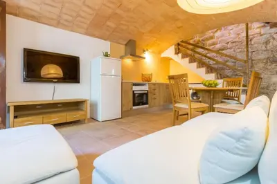 Una cocina o zona de cocina en 'La Petita' Cruilles Costa Brava Chic Welcoming Cottage Medieval Village