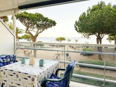 Un balcón o terraza de Unique apartment with direct sea view along the beach in S'Abanell Central Park Blanes