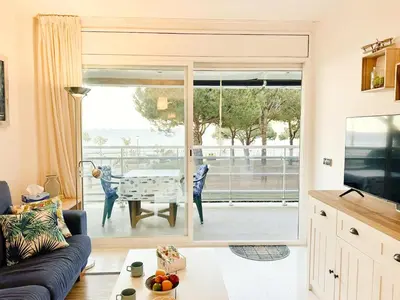 Zona de estar de Unique apartment with direct sea view along the beach in S'Abanell Central Park Blanes