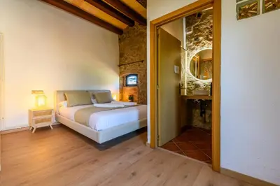 Cama o camas de una habitación en MASIA PUIG PIQUÉ - Piscina, jardín, porcho, BBQ, WIFI - 20 PERSONAS