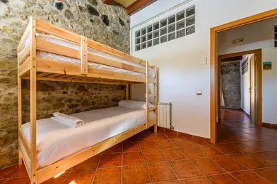 Cama o camas de una habitación en MASIA PUIG PIQUÉ - Piscina, jardín, porcho, BBQ, WIFI - 20 PERSONAS