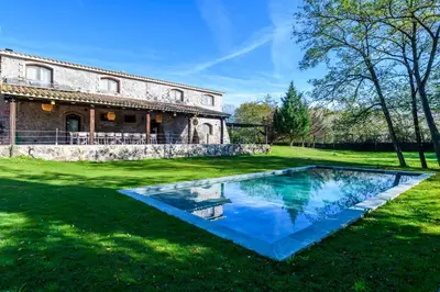 Piscina en o cerca de MASIA PUIG PIQUÉ - Piscina, jardín, porcho, BBQ, WIFI - 20 PERSONAS