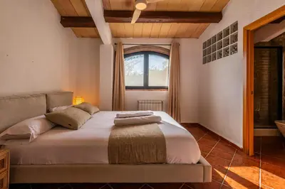 Cama o camas de una habitación en MASIA PUIG PIQUÉ - Piscina, jardín, porcho, BBQ, WIFI - 20 PERSONAS