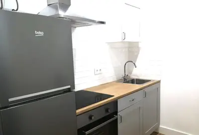 Una cocina o zona de cocina en Moderno Loft a 2 minutos de la playa, en pleno centro histórico