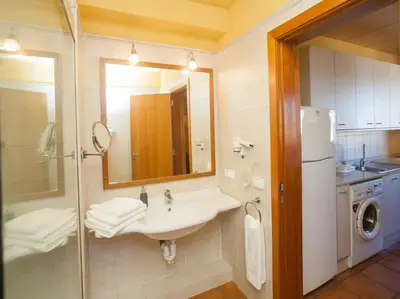 Un baño de El Atico de la Muralla en el Centro de Girona