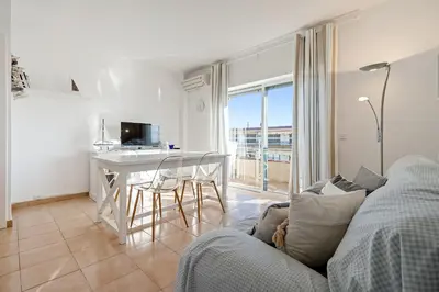 Una televisión o centro de entretenimiento en Hauzify I Apartament Apolo