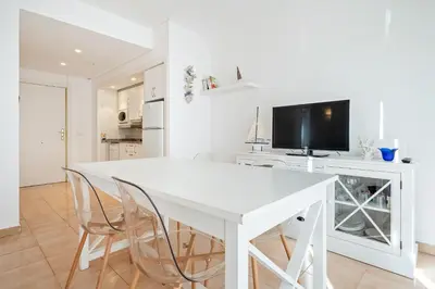 Una televisión o centro de entretenimiento en Hauzify I Apartament Apolo