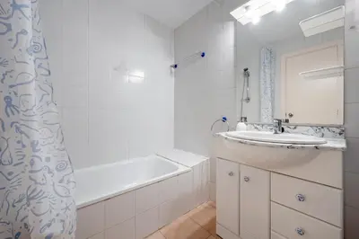 Un baño de Hauzify I Apartament Apolo