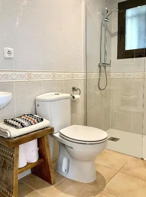 Un baño de Villa Marlena, Calonge, Costa Brava,1 luxe private studio-appartement with private pool in quiet area, adults only, Catalonia, Spain