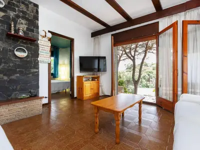 Una televisión o centro de entretenimiento en Holiday Home Bocage by Interhome