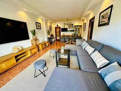 Una televisión o centro de entretenimiento en Newly renovated apartment, 6 mins to the beach