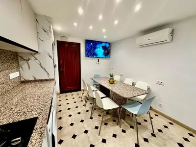 Una televisión o centro de entretenimiento en Newly renovated apartment, 6 mins to the beach