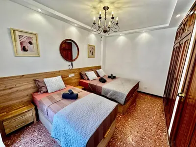 Cama o camas de una habitación en Newly renovated apartment, 6 mins to the beach