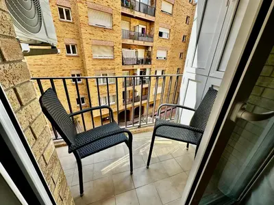 Un balcón o terraza de Newly renovated apartment, 6 mins to the beach