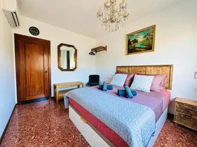 Cama o camas de una habitación en Newly renovated apartment, 6 mins to the beach