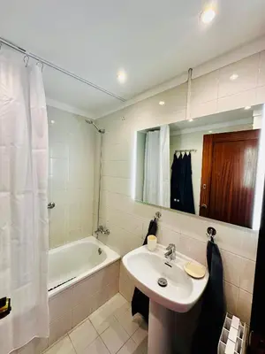 Un baño de Newly renovated apartment, 6 mins to the beach