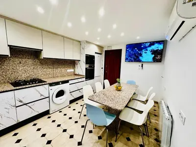 Una cocina o zona de cocina en Newly renovated apartment, 6 mins to the beach