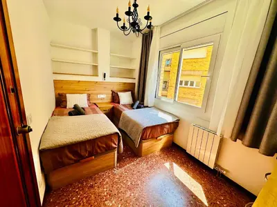 Cama o camas de una habitación en Newly renovated apartment, 6 mins to the beach
