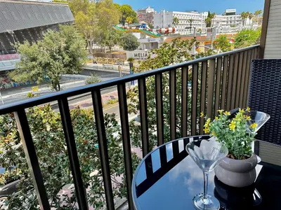 Un balcón o terraza de Newly renovated apartment, 6 mins to the beach
