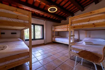 Cama o camas de una habitación en MAS PUIG PIQUÉ - piscina privada, porche, BBQ, y WIFI - 15 PERSONAS
