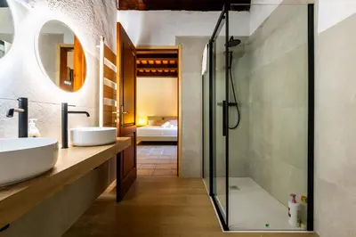 Un baño de MAS PUIG PIQUÉ - piscina privada, porche, BBQ, y WIFI - 15 PERSONAS
