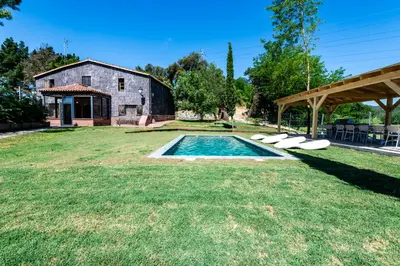 Piscina en o cerca de MAS PUIG PIQUÉ - piscina privada, porche, BBQ, y WIFI - 15 PERSONAS