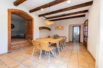 Zona de estar de MAS PUIG PIQUÉ - piscina privada, porche, BBQ, y WIFI - 15 PERSONAS