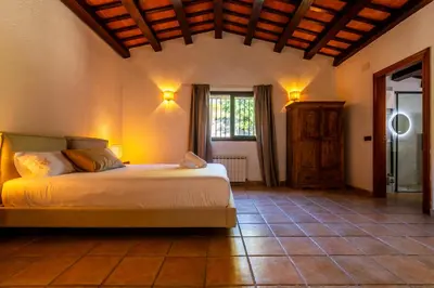 Cama o camas de una habitación en MAS PUIG PIQUÉ - piscina privada, porche, BBQ, y WIFI - 15 PERSONAS