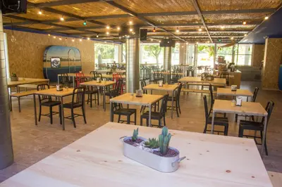 Un restaurante o sitio para comer en Càmping Bellsol