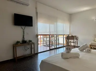 Una televisión o centro de entretenimiento en Wasela 312
