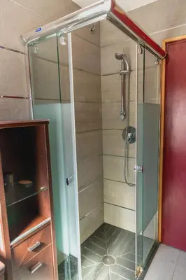 Un baño de Appartement à S'Agaro, 1er étage, 3 chambres vue vallée, balcon