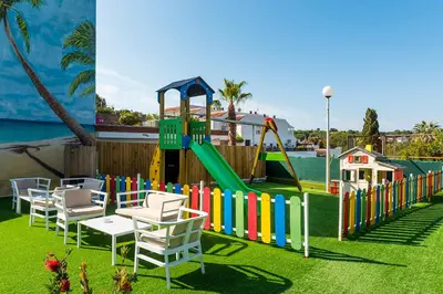 Zona de juegos infantil en Apartaments Els Llorers
