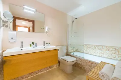 Un baño de Apartaments Els Llorers