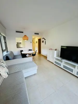 Una televisión o centro de entretenimiento en Maravilloso piso de las playas Fenals y Sa Boadella