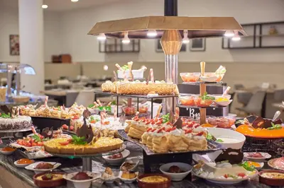Comida en o cerca de este hotel