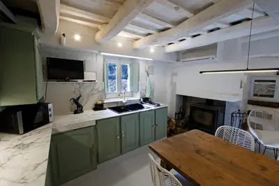 Una cocina o zona de cocina en Masia con encanto en el bosque a 10 min de Girona