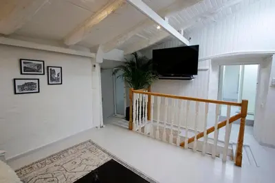 Una televisión o centro de entretenimiento en Masia con encanto en el bosque a 10 min de Girona
