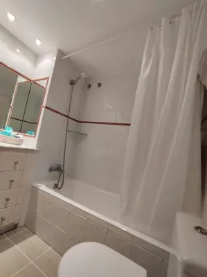 Un baño de Peral 32 - Baix amb Pàrquing