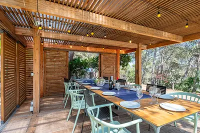 Un restaurante o sitio para comer en Villa Can Reig Tamariu, next to the beach
