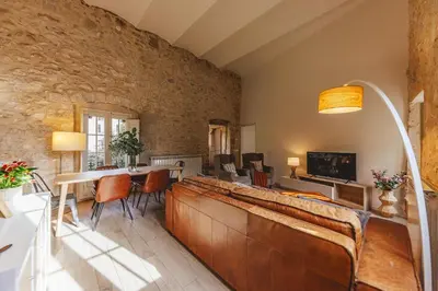 Una televisión o centro de entretenimiento en Bravissimo Llebre Duplex, with patio