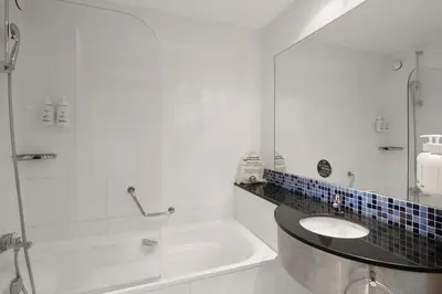 Un baño de B&B HOTEL Girona 3