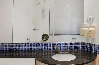 Un baño de B&B HOTEL Girona 3
