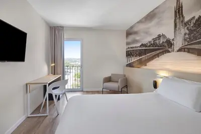 Cama o camas de una habitación en B&B HOTEL Girona 3