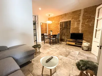 Una televisión o centro de entretenimiento en Chic apartment in Girona center