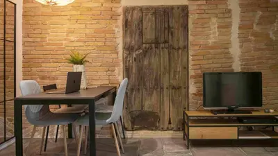Una televisión o centro de entretenimiento en Chic apartment in Girona center